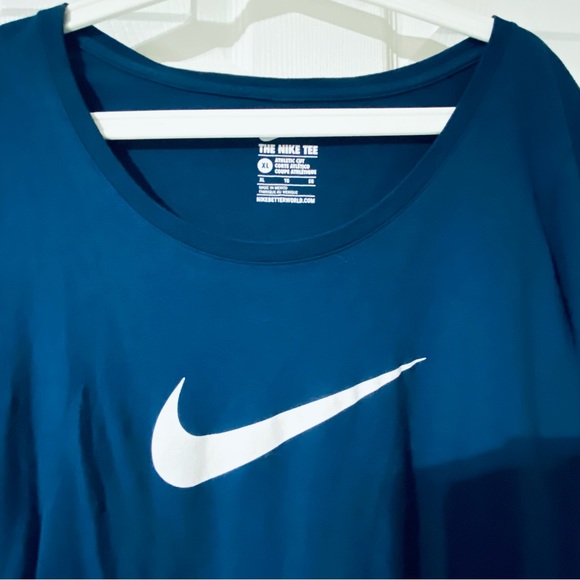 The Nike Tee Women’s long sleeve Blue size XL♦️ - Picture 3 of 6